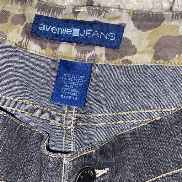 dark washed distressed cut off shorts by avenue jeans size 14 in women’s - Picture 2 of 3